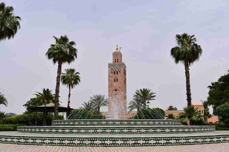 Vista de La Mezquita de Koutoubia de Marrakech dese los jardines de Arset el Blink