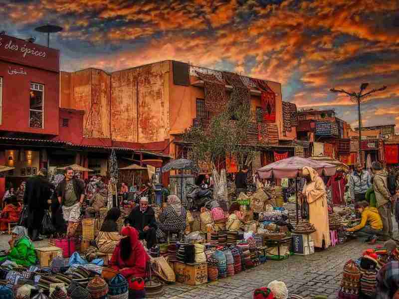 Vista de un zoco en Marrakech