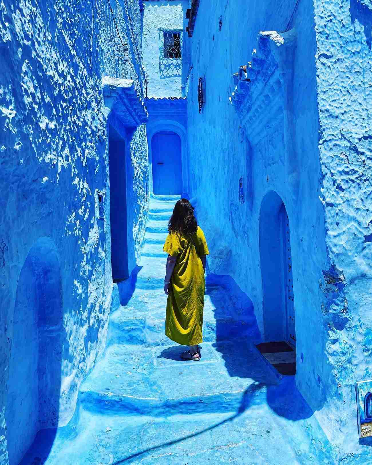 Vanesa en las calles azules de Chefchaouen