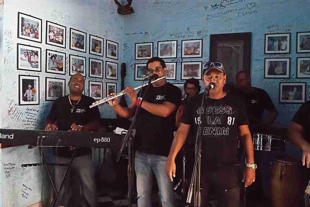 Grupo cubano tocando en la canchanchara de Trinidad