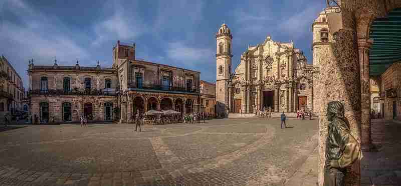 Uno de los principales lugares turísticos de Habana Cuba es la Plaza Vieja