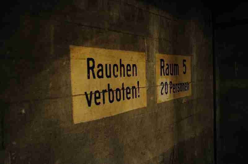 Carteles en túneles subterráneos de Berlín.