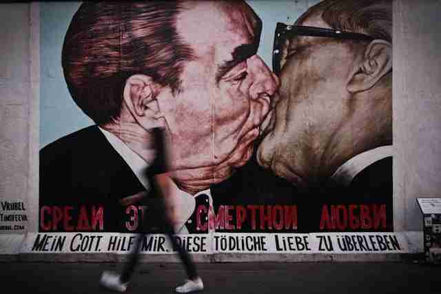Mural en el que aparecen dos politicos besandose en el muro de berlin. Fraternal Kiss (arte en berlín)