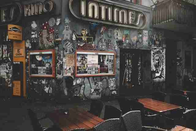 Interior de un bar en Friedrichshain con paredes con grafitis