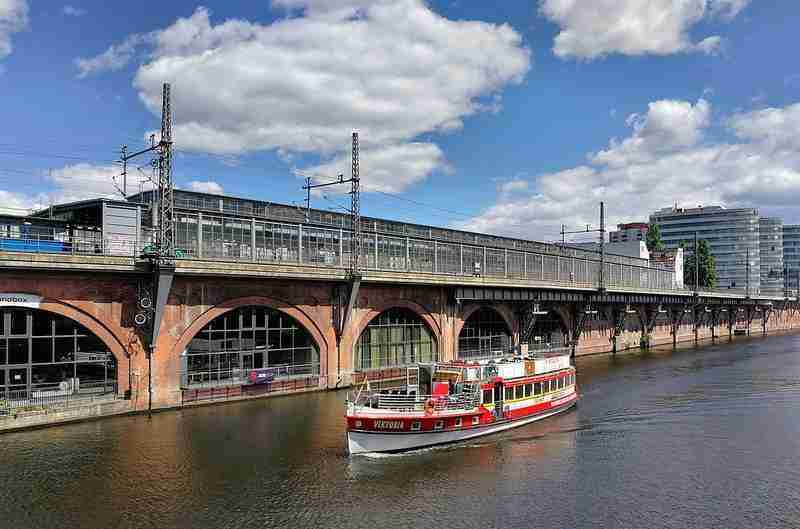 Puerte Jannowitzbrücke en Berlín con barco pasando frente a el
