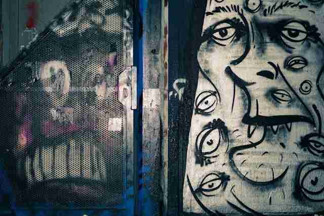 Grafitis sobre paredes en el barrio de Kreuzberg en Berlín