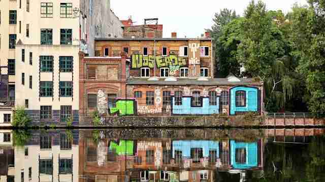 Edificio con grafiti en Kreuzberg. Zona de alojamiento en Berlín