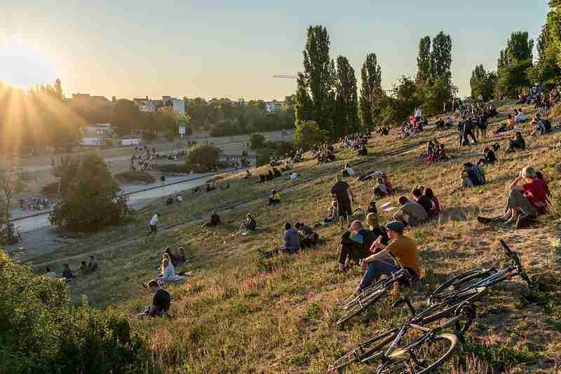 Jóvenes disfrutando de la tarde en Mauerpark