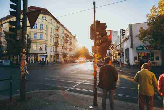 Peatones esperando semaforo en Prenzlauer Berg