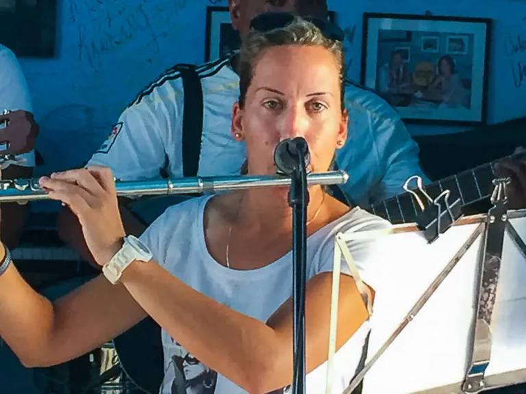 Mujer musica tocando en la canchanchara