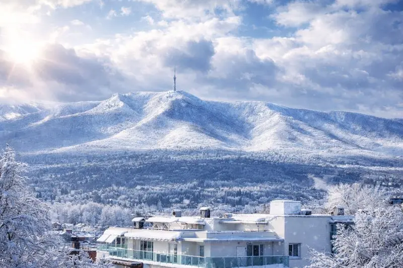Mejor época para viajar a Sofía: Vistas del Monte Vitosha en invierno.