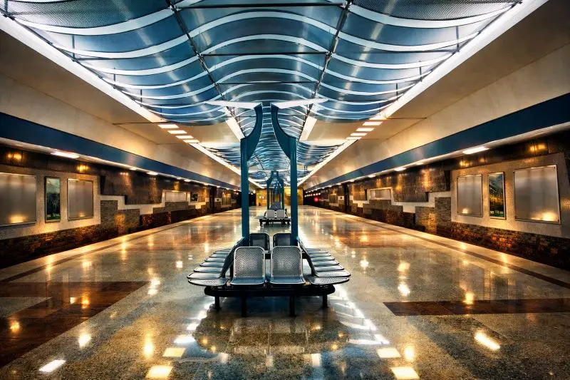 Transporte en la guía para viajar a Sofía: Estación de Metro Serdika.