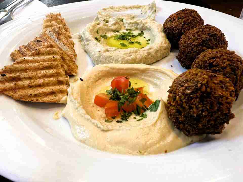 Plato de hummus en restaurante cinema cafe de Fez