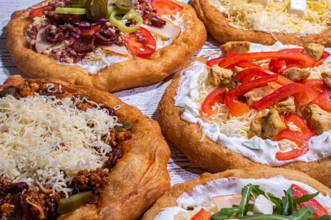 Fotografía de distintos tipos de Lángos, la torta tipica de hungría