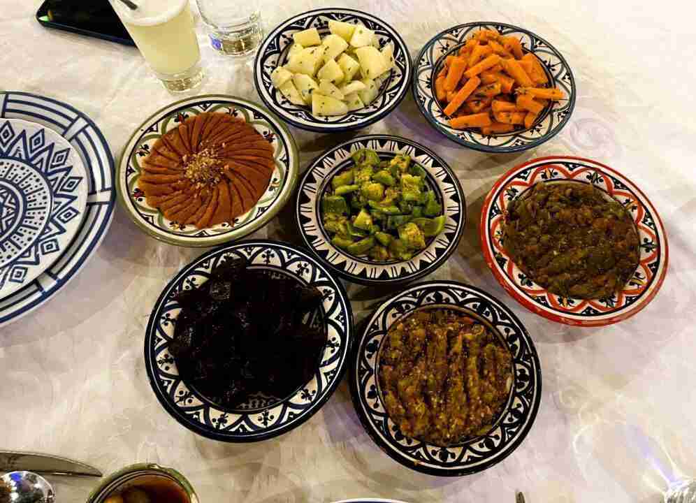 Platos de ensaladas tradicionales en restaurante Palais Bad Sahra de Fez