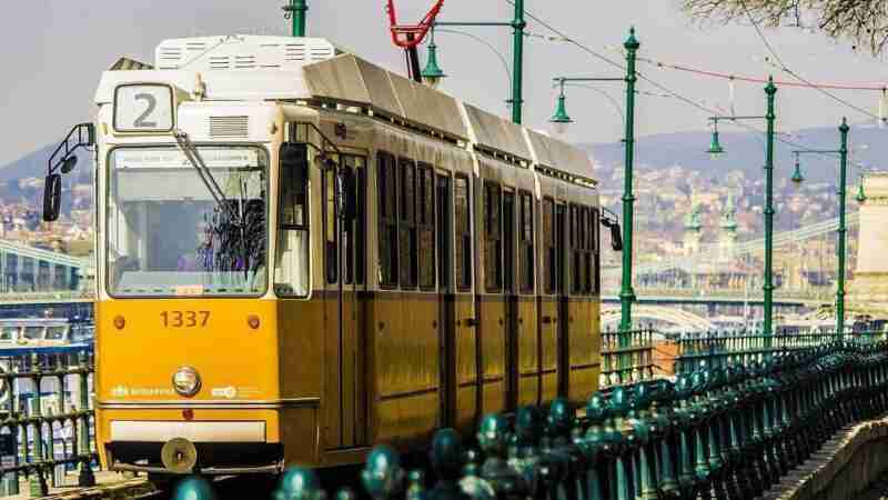 Tranvia pasando por un puente de Budapest