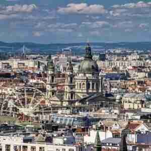 Vista aerea de Budapest con edificios donde alojarse