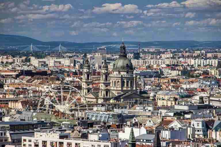 Vista aerea de Budapest con edificios donde alojarse