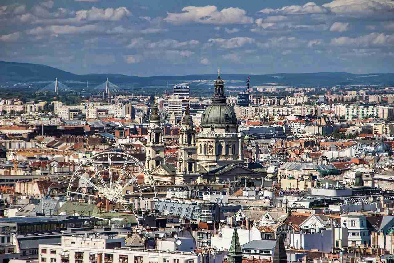 Vista aerea de Budapest con edificios donde alojarse