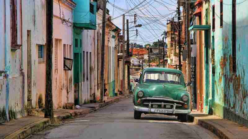 Coche antiguo en calle de la Habana