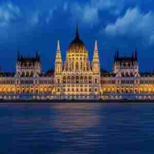 Parlamento de Budapest iluminado por la noche
