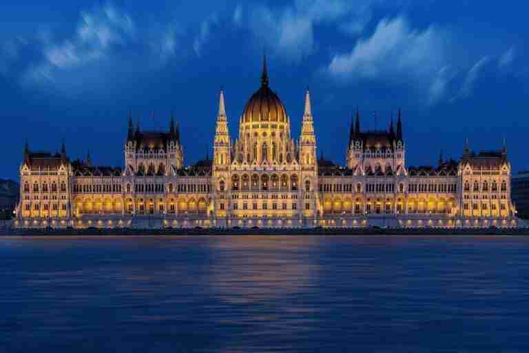 Parlamento de Budapest iluminado por la noche