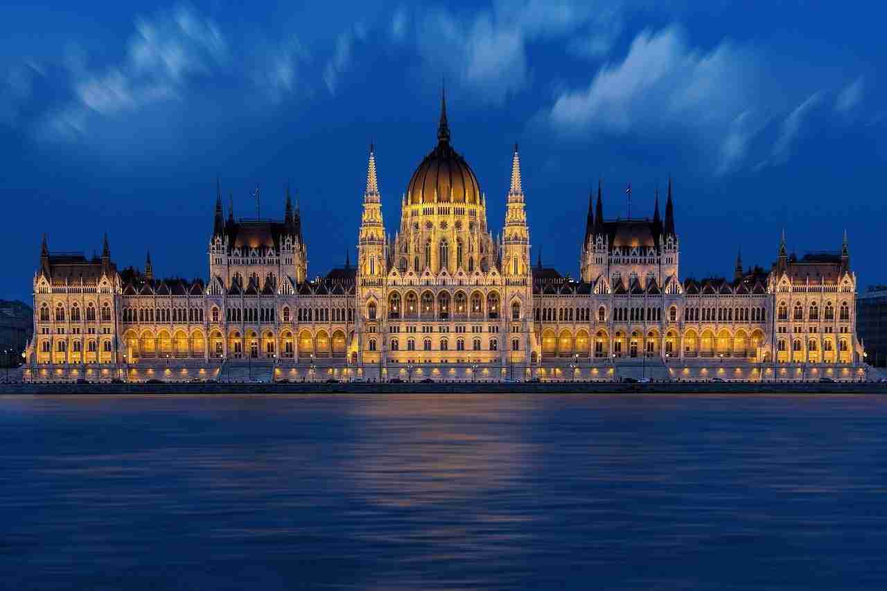 Parlamento de Budapest iluminado por la noche