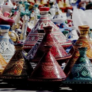 Tajines tradicionales de carne y verduras: platos típicos donde comer en Marruecos