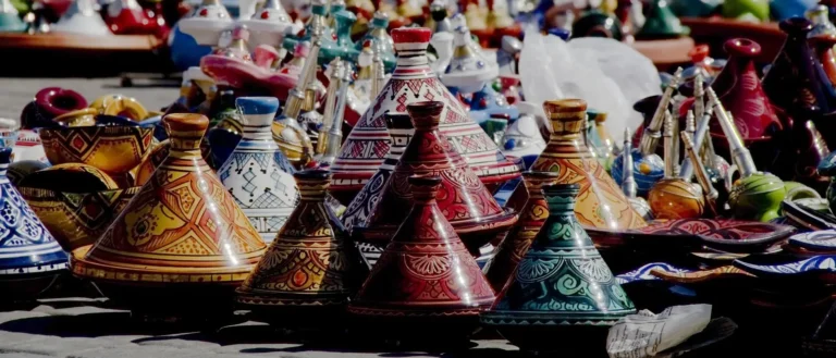 Tajines tradicionales de carne y verduras: platos típicos donde comer en Marruecos