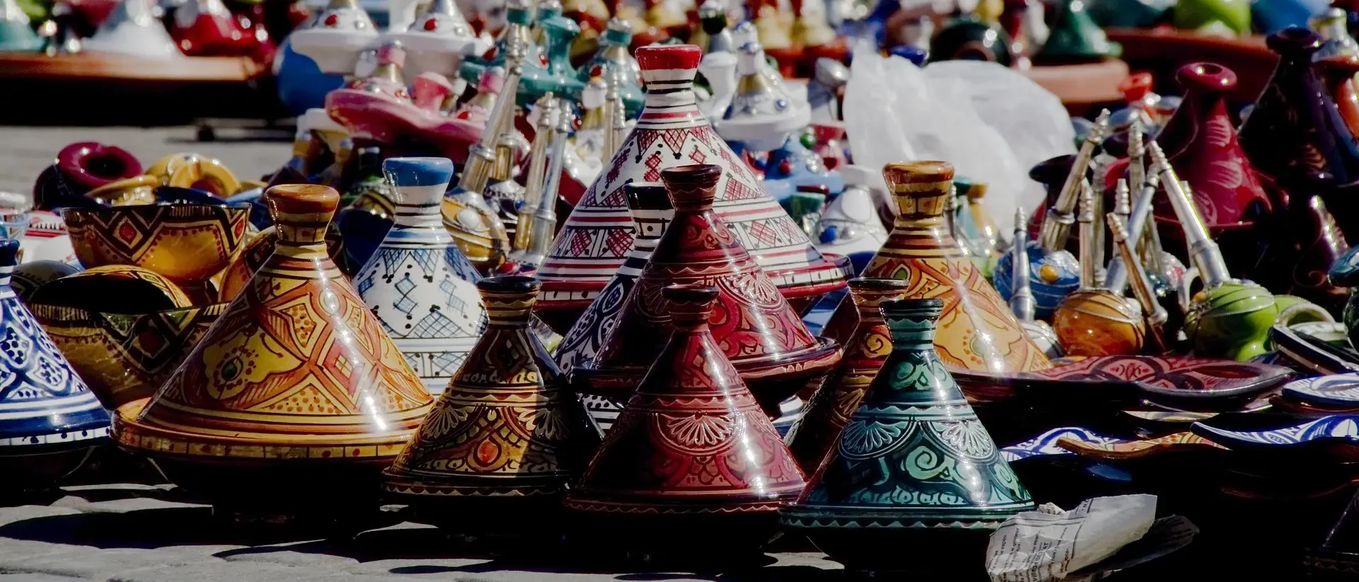Tajines tradicionales de carne y verduras: platos típicos donde comer en Marruecos