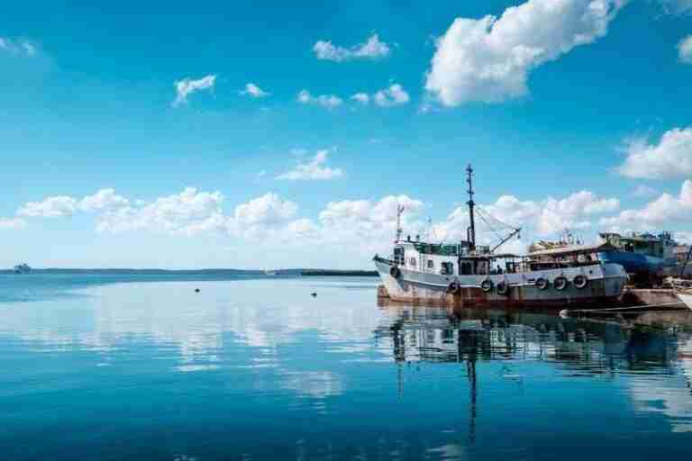 Un barco en la Bahía de Cienfuegos