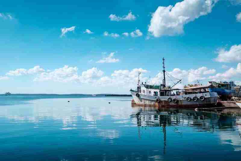 Un barco en la Bahía de Cienfuegos