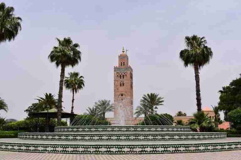 Vista de La Mezquita de Koutoubia dese los jardines de Arset el Blink