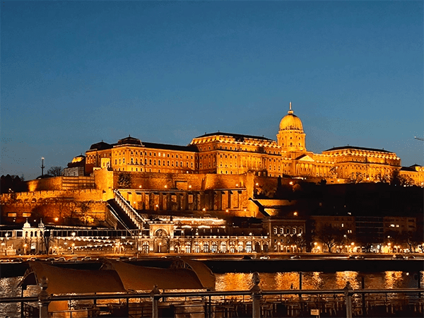 Palacio de Buda iluminado