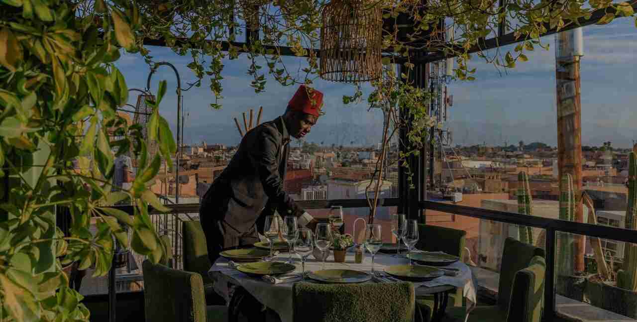 Camarero en terraza de restaurante de Marrakech
