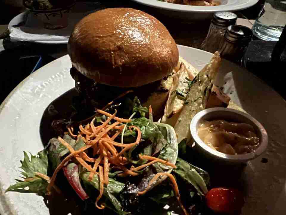 Hamburguesa en restaurante Nomad de Marrakech