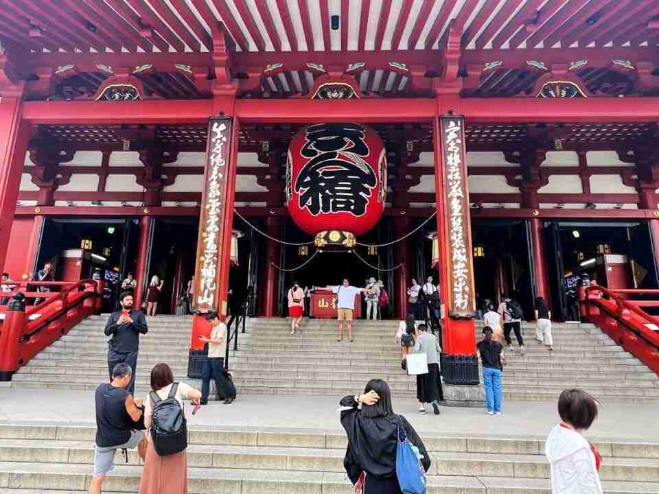 La puerta Kaminarimon del Templo Senso-ji con su linterna roja