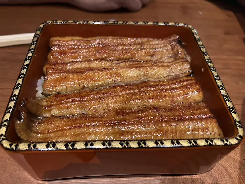 Plato de Unagi en restaurante de Tokio