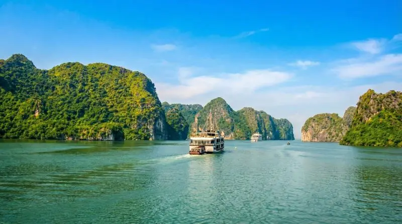 Crucero por la bahía de Ha Long durante un viaje a Vietnam