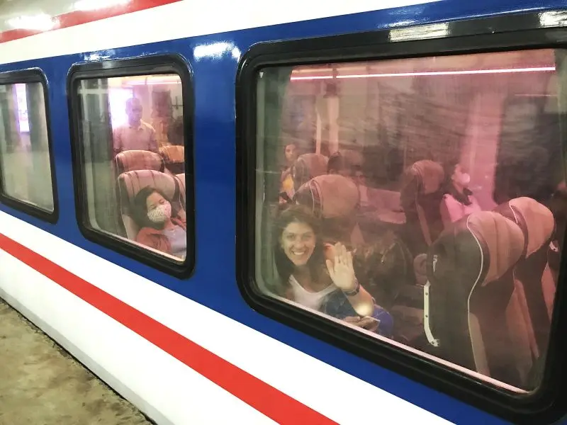 Vanesa en tren en vietnam destino Tamcoc