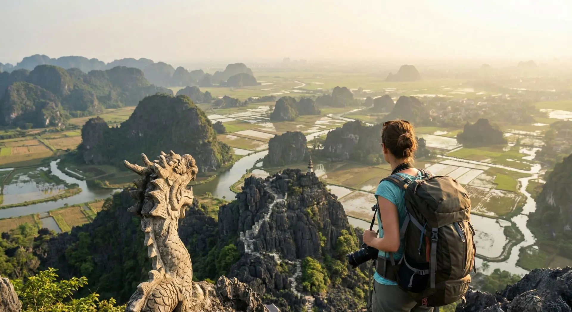 Viajero mirando la Bahía de Halong desde un mirador, portada de la guía para viajar a Vietnam por libre