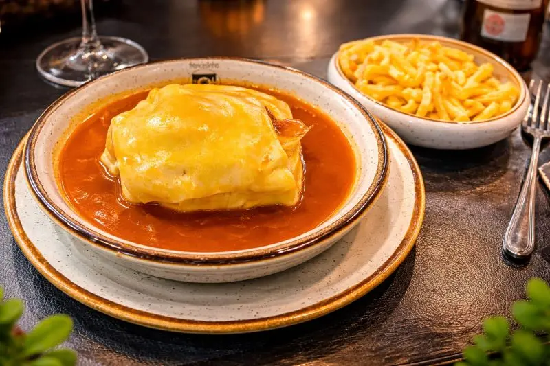 La francesinha es uno de los platos imprescindibles que comer en Oporto