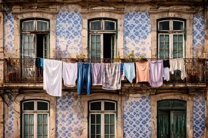 Fachada típica con azulejos azules y balcones de hierro en el centro de Oporto
