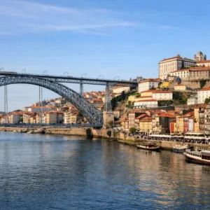 Panorámica del Puente Don Luis I y el río Duero al atardecer en Oporto