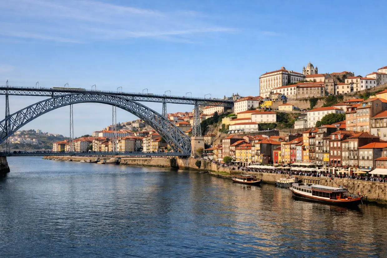 Panorámica del Puente Don Luis I y el río Duero al atardecer en Oporto