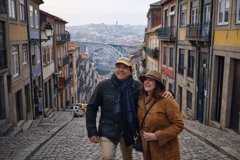 Pareja recorriendo los lugares principales que ver en Oporto en 3 días