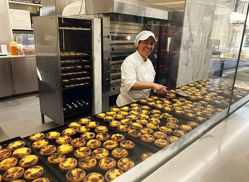 Pasteles de nata siendo elaborados en una pasteleria tradicional de oporto