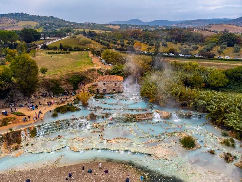 Piscinas naturales escalonadas de aguas termales turquesas en las Termas de Saturnia.