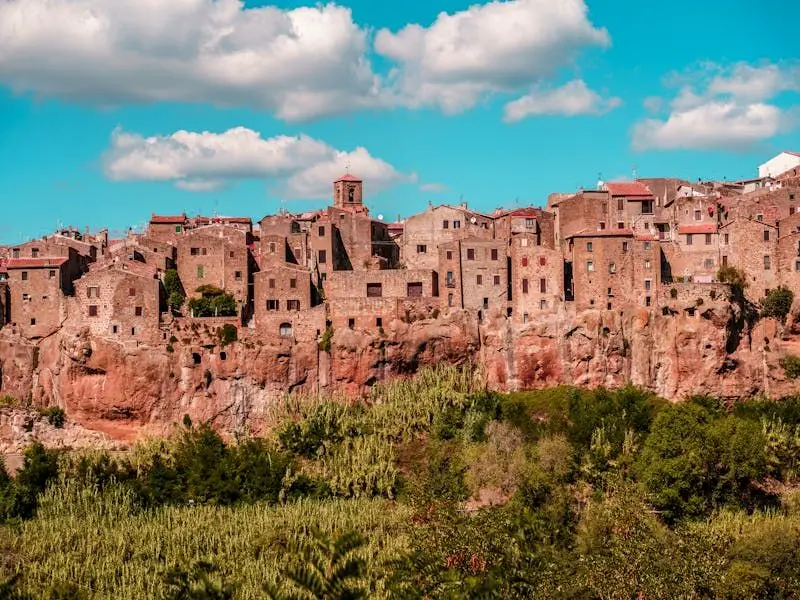 El pueblo de Pitigliano construido sobre un acantilado de roca volcánica en el sur de la Toscana.