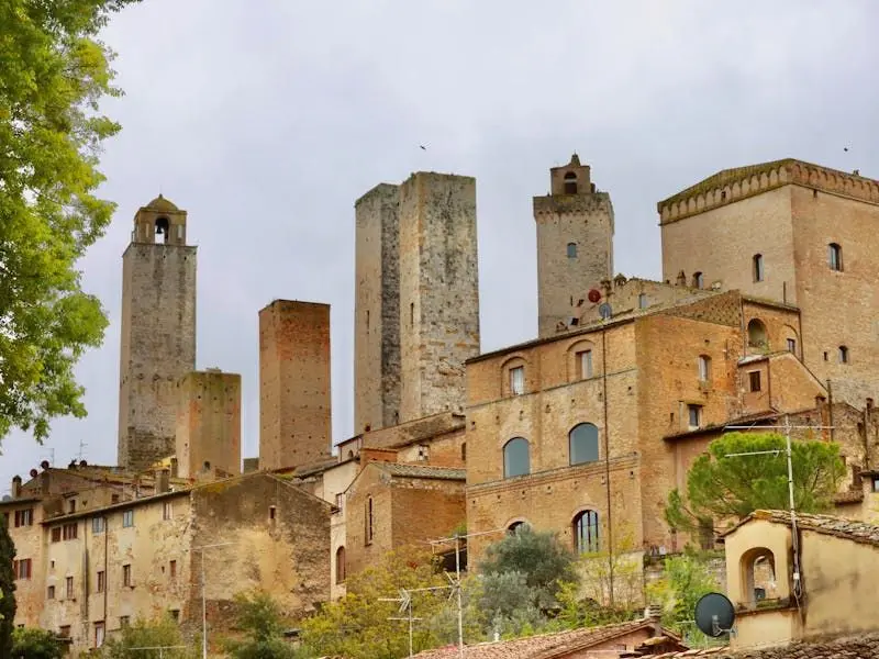 Vistas panorámicas de las torres medievales de San Gimignano durante un viaje a la Toscana.
